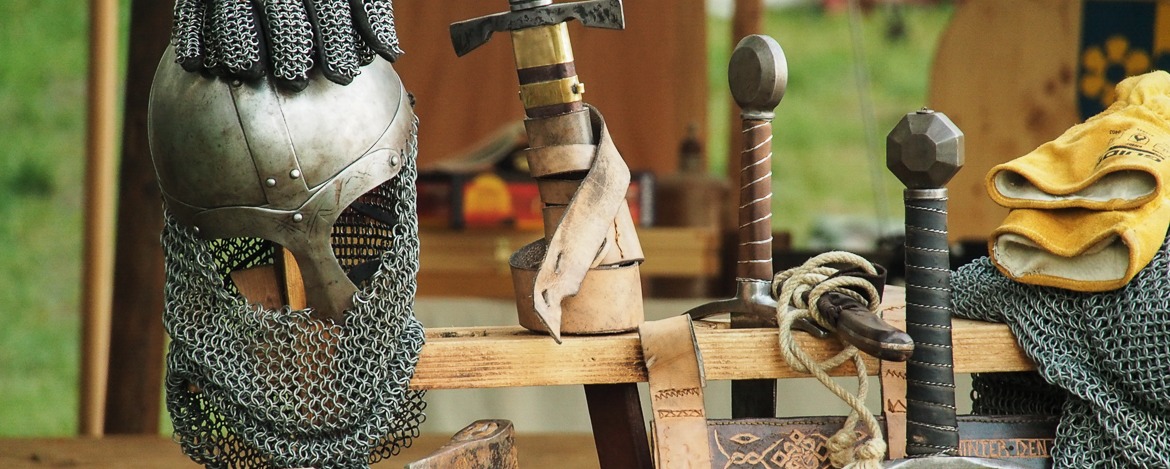 Eine Sammlung von Schwertern, Kettenhandschuh und Helm mit Kettenvisier