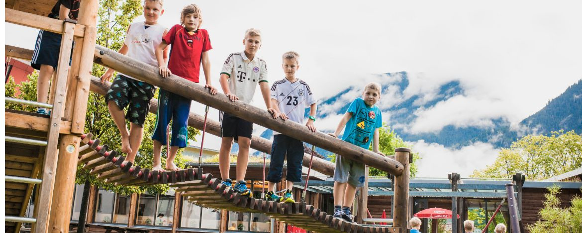 Kinder auf dem Spielplatz der Jugendherberge Garmisch