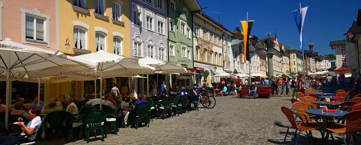 Innenstadt von Bad Tölz mit vielen Cafés und Einkehrmöglichkeiten