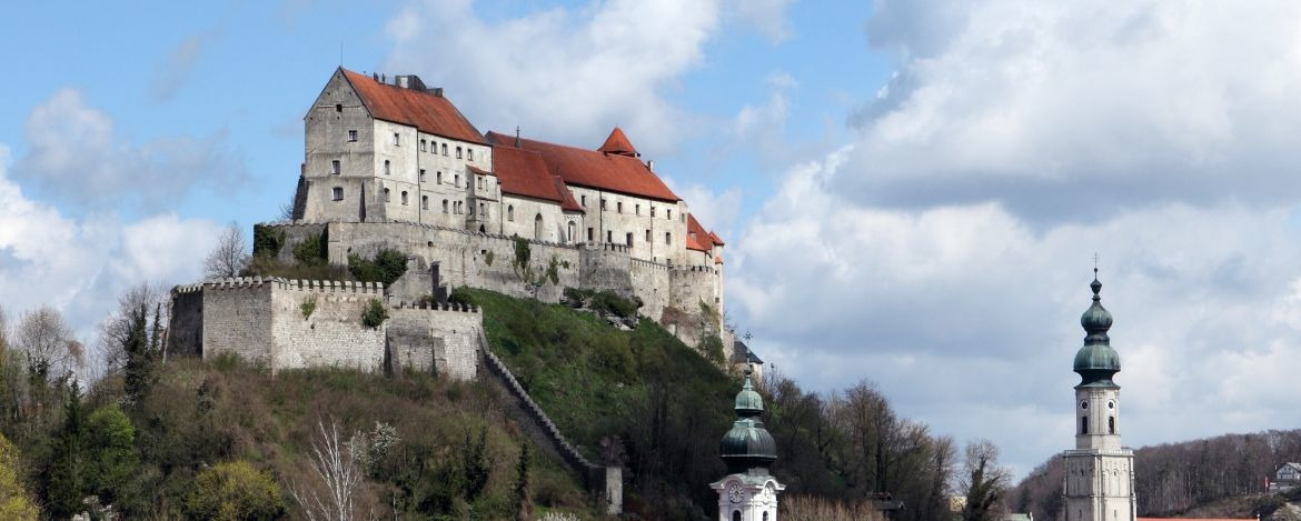 Blick auf die beeindruckende Burganlage von Burghausen 