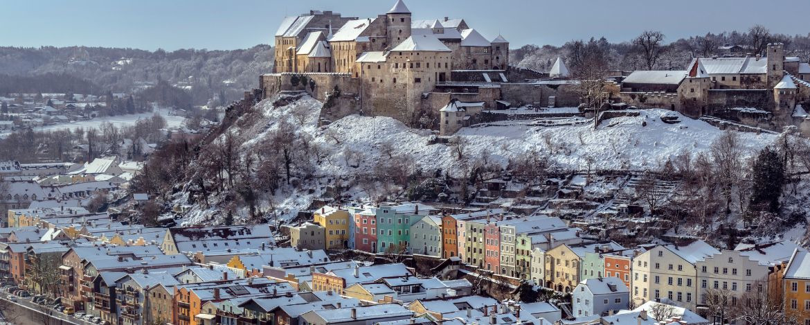 Blick auf Burghausen im Winter